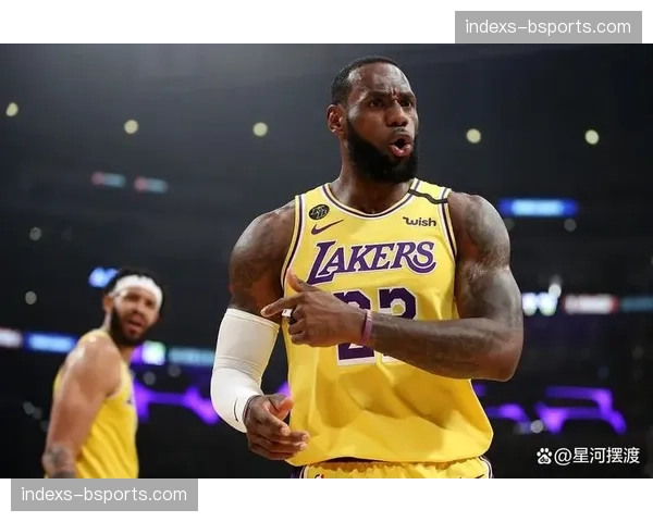詹姆斯半场罕见零分，湖人进攻陷入停滞暴露无球跑动匮乏